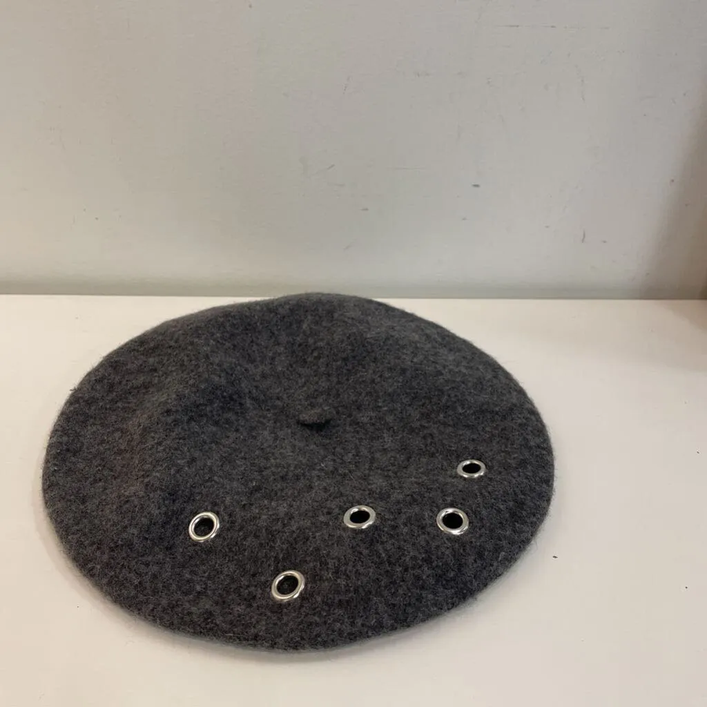 Wool beret w grommets